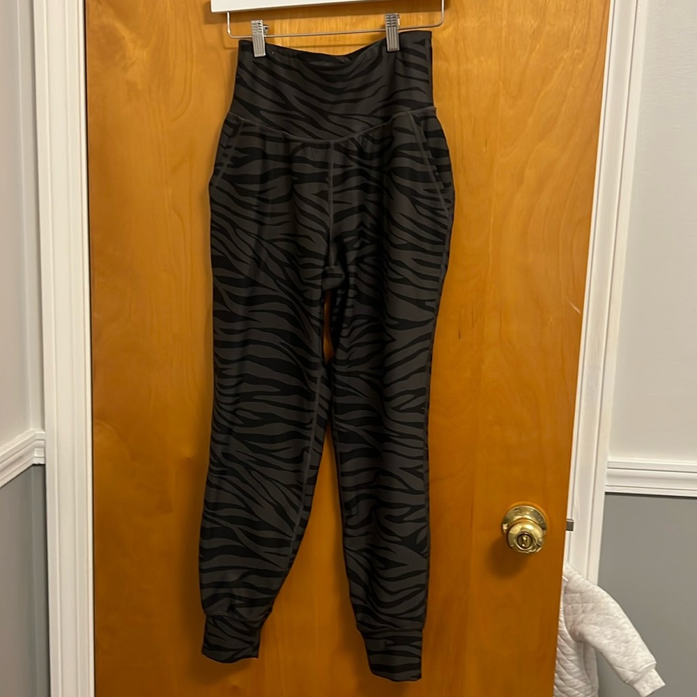 Old navy active zebra print joggers 
Size Small
